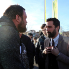 El presidente del Parlamento Roger Torrent con uno de los manifestantes que le han reclamado que pare el proyecto del vertedero de Riba-roja d'Ebre, en su llegada a la Feria Intercomarcal del Aceite.
