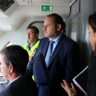 El ministre de Foment en funcions, José Luis Ábalos, a la cabina d'un tren en proves recorrent la variant de Vandellòs.