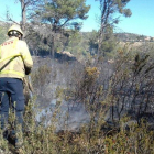 Els bombers treballant en l'extinció de l'incendi