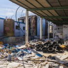 Restes d'obra, garrafes i capses de plàstic o parts de vehicles desballestats s'acumulen el complex.