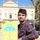 Imagen de Aitor Pombo sosteniendo la imagen gráfica de Sant Magí 2019.