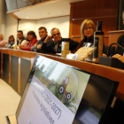 La reunió d'alcaldes, regidors i alcaldables del Baix Camp i Ebre amb el representant de la Direcció General d'Agricultura, Ricard Ramon Sumoy, al Parlament Europeu, amb mostres d'olis i avellanes.