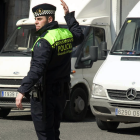 Imagen de archivo de un agente de la Guardia Urbana de Tarragona, controlando el tráfico.