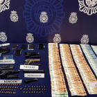 Es va confiscar una gran quantitat de droga, una pistola amb silenciador, munició, més de 28.000 euros i tres vehicles.