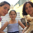 Joana Reyes, a la derecha, con la Kira, en el centro, y su hija.