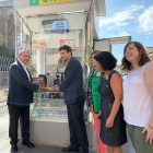 El quiosco se ha presentado en la calle Prat de la Riba de Reus con presencia del alcalde de la ciudad, Carles Pellicer.