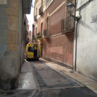 Imatge de l'ambulància del SEM al carrer cavallers, on s'ha accidentat una turista.