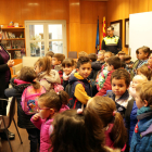 Imatge de la visita dels alumnes a l'Ajuntament de Cambrils