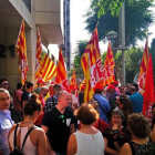 Imagen de la concentración de miembros de los sindicatos UGT y CCOO delante de el Juzgado de lo Social número 3 de Tarragona.