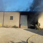 Els Bombers treballant en l'incendi en una nau agrícola de Tortosa.