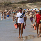 Dos socorristes de la Creu Roja patrullant per la platja de l'Arrabassada de Tarragona durant aquest agost.
