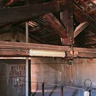Imatge de la part superior de l'edifici que es troba en mal estat de conservació.