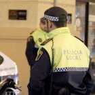 La policía local valenciana pudo rescatar a las tres personas bloqueadas.
