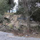 Sector de l'Aqüeducte del Gaià afectat per la massa arbòria i l'acumulació de deixalles.