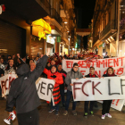 Un centenar de aficionados del Reus han salido a la calle para protestar por la situación del club.