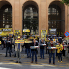 Pla general dels participants en la protesta del col·lectiu 'Silenci, rebel·leu-vos', davant els jutjats de Tarragona, Imatge del 21 de maig del 2019