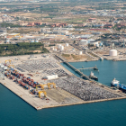 Imagen aérea parcial de las instalaciones del Port de Tarragona, con la campa para vehículos y la zona de contenedores en primer término.