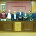 La corporació municipal de Riba-roja d'Ebre amb representants de Griñó i Urbaser.