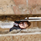 Una vecina observante a través de una gran grieta abierta en las escaleras del bloque de pisos donde vive, en el barrio Centcelles de Constantí.