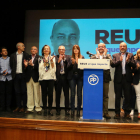 Alejandro Fernández i Sebastià Domènech, amb la resta d'integrants de la llista popular per les eleccions municipals.