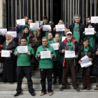 Una trentena d'activistes de la PAH concentrats a les escales d'accés els jutjats de Tarragona.