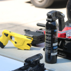 Un arma de electrochoque o pistola tàser y un dispensador de gas pimienta, dos elementos que forman parte del equipamiento de la Brigada Móvil de los Mossos d'Esquadra.