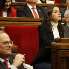 El presidente de la Generalitat, Quim Torra, desenfocado en primer plano e Inés Arrimadas enfocada en segundo plano al pleno del Parlament del 20 de marzo.