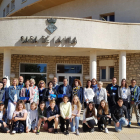 Fotografia de grup dels estudiants i professors participants a l'Erasmus+ que va visitar l'Ajuntament de l'Hospitalet de l'Infant.