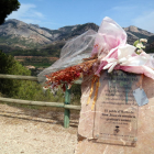 El monolito de los Bomberos muertos en el incendio de Horta en el 2009, en el mirador de donde se puede ver toda la zona quemada y la zona 0 del accidente.