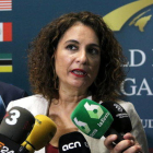 La ministra d'Hisenda en funcions, María Jesús Montero, en una atenció als mitjans al Congrés Mundial de Zones Franques a Fira de Barcelona, el 27 de juny.