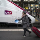 Un pasajero de los ferrocarriles recorre las plataformas durante una huelga ferroviaria nacional de la SNCF en la estación de tren Gare de Lyon, en París, Franci