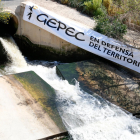 Imatge de la sortida de les aigües de la depuradora de Reus, amb un cartell de Gepec per denunciar que aquest cabal no es reutilitzi i se segueixi transvasant aigua del riu Siurana al pantà de Riudecanyes.