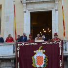 Imagen de Eduard Boada con el alcalde Pau Ricomà en el balcón del Ayuntamiento de Tarragona durante el pregón.