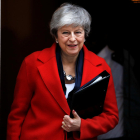La primera ministra británica, Theresa May, saliendo del número 10 de Downing Street.