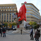 Imatge de l'estatua de la Plaça Prim coberta amb una tela vermella