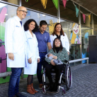 Yasmina Andrés, pacient del programa d'atenció integral a la salut sexual i reproductiva per a persones amb lesions medul·lars de Vall d'Hebron, amb el petit Rafa, la seva parella i els doctors Julio Herrero, Karla Rojas i Anna Suy