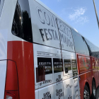 Los autobuses han sido logotipados con la imagen de la Fiesta Mayor y con el cartel de los conciertos.