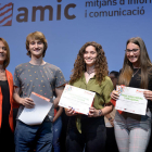 Alba Beguer, Andreu Faro i Noelia Torres de l'IES Vila-seca durant la recollida del premi.