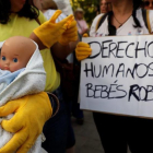 Víctimas de una trama de bebes robados en una manifestación en Madrid.