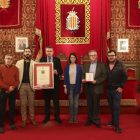 El presidente de la entidad, Dionisio de la Varga, recibió la distinción de manos del alcalde Pau Ricomà.