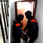 Dos mossos entren en un dels domicilis
