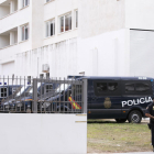 Numerosas furgonetas policiales aparcadas al lado del edificio del Negresco 2 de Salou.