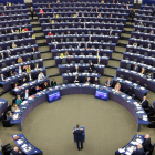 Eurodiputats mostrant pancartes per reclamar la llibertat de presos i exiliats durant el discurs de Pedro Sánchez al plenari de l'Eurocambra, a Estrasburg, el 16 de gener del 2019.
