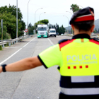 Un camión llegando al puesto de control de los mossos en la N-340.