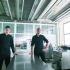 Omar Aslouje (esquerra) i Hamza Kayouri (dreta), a la cuina del Complex Educatiu, on han donat els primers passos com a cuiners.