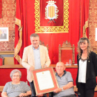 Imagen del momento en que Ricomà entrega el Diploma al Mérito Deportivo a Francesc Ramos Boquera.