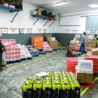 Entre 8 y 10 personas arreglan el almacén de donde sale la ayuda para 25.000 personas a Tarragona.