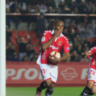 Kanté, amb la pilota a la mà, després de marcar el gol contra el Càdiz al Nou Estadi.
