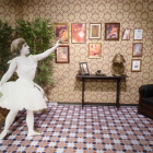 Plano general de un rincón de la exposición dedicada a la bailarina Roseta Mauri, montada en el Museo de Reus.