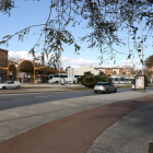 El carril bici del parc de Mas Iglesias, davant de l'estació d'autobusos.